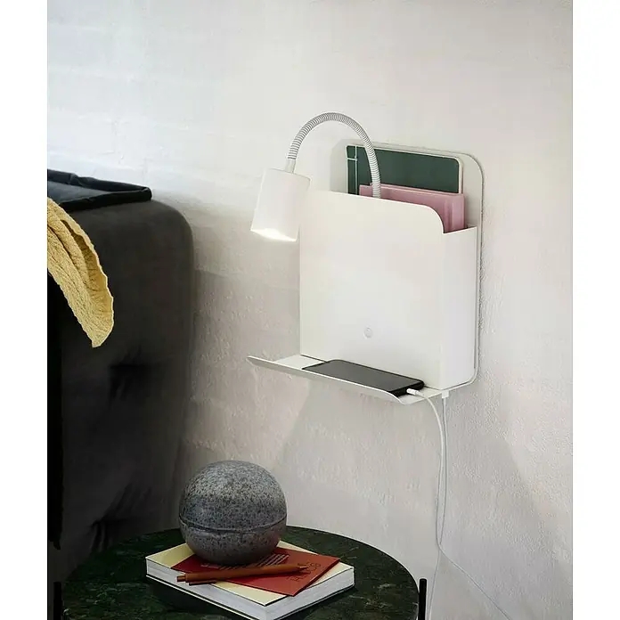Nordlux Aplique de pared Roomi - 35 W, L x An x Al: 16,5 x 24,8 x 28,2 cm, Blanco, GU10 - Organizador blanco de mesita de noche con lámpara, estante para un teléfono inteligente y compartimentos para libros, montado en una pared blanca.