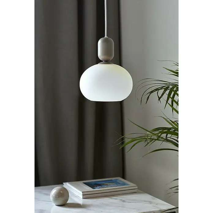 Nordlux Notti Lámpara colgante redonda - 40 W, Ø x Al: 20 x 23,8 cm, Gris, E27 - Primer plano de una lámpara colgante moderna con una pantalla esférica y una suspensión cilíndrica en un interior elegante.