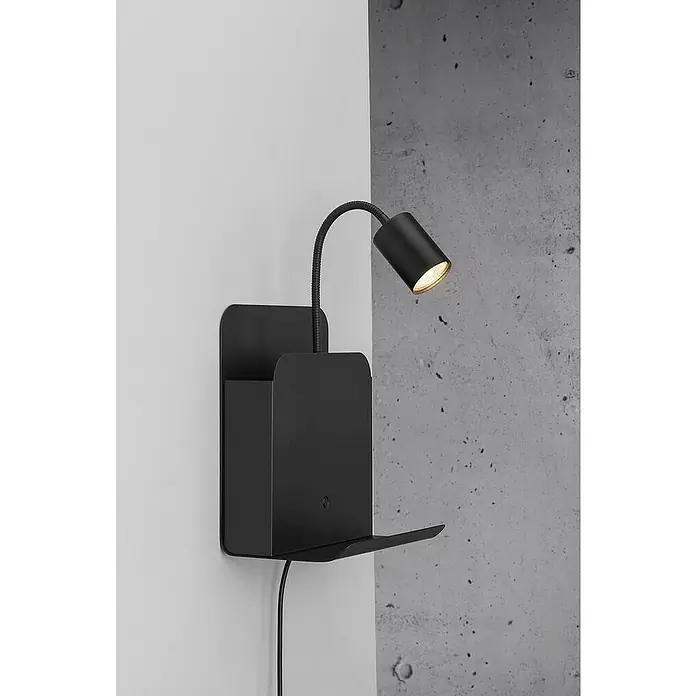 Nordlux Aplique de pared Roomi - 35 W, L x An x Al: 16,5 x 24,8 x 28,2 cm, Negro, GU10 - Lámpara de pared con almacenamiento: Una elegante lámpara de pared negra mate con estante integrado, que combina diseño moderno y funcionalidad.