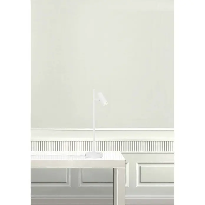 Nordlux Omari Lámpara de sobremesa LED - 3,3 W, L x An x Al: 10 x 15,5 x 40 cm, Blanco, Color de luz: Blanco cálido - Una moderna lámpara de escritorio blanca sobre una mesa blanca contra una pared texturizada, iluminación enfocada y diseño elegante.