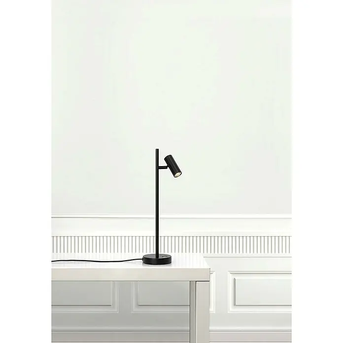 Nordlux Omari Lámpara de sobremesa LED - 3,3 W, L x An x Al: 10 x 15,5 x 40 cm, Negro, Color de luz: Blanco cálido - Lámpara de mesa negra con un diseño moderno sobre una mesa blanca. El diseño minimalista de la lámpara combina bien con cualquier decoración.