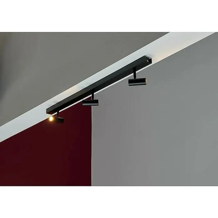 Nordlux Omari Regleta LED - 9,6 W, L x An x Al: 3,5 x 78 x 12 cm, Negro - Tres focos negros están unidos a una pista en el techo, proporcionando iluminación de acento para la habitación y resaltando los detalles arquitectónicos.