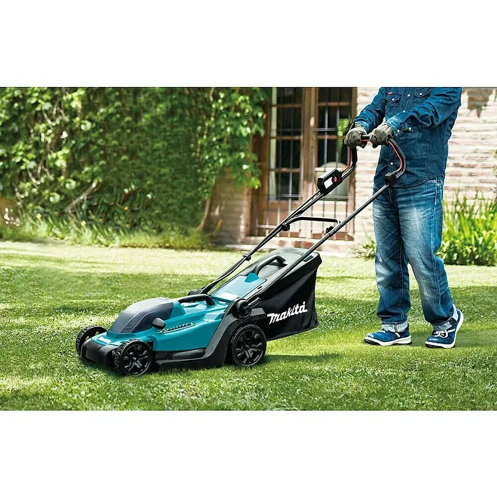 Makita LXT 18V Akku-Rasenmäher DLM330RM - 18 V, 1 Akku, 4 Ah, Schnittbreite: 33 cm - Eine Person benutzt einen Makita Rasenmäher im Garten. Der Rasenmäher ist türkis und schwarz und hat einen Grasfangkorb.