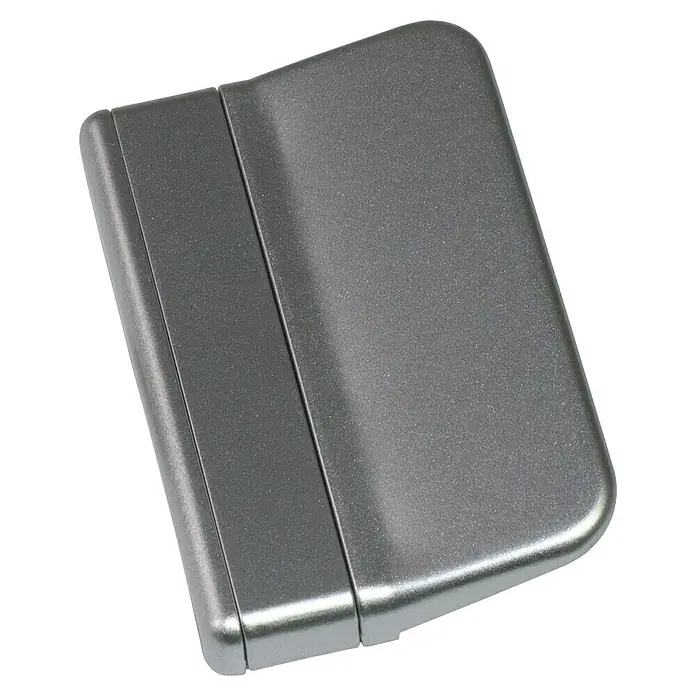 Solid Elements Balkontürgriff - Passend für: Balkontüren, Silber - Nahaufnahme eines eleganten, silbernen Zigarettenetuis mit modernem Design und glatter Oberfläche.