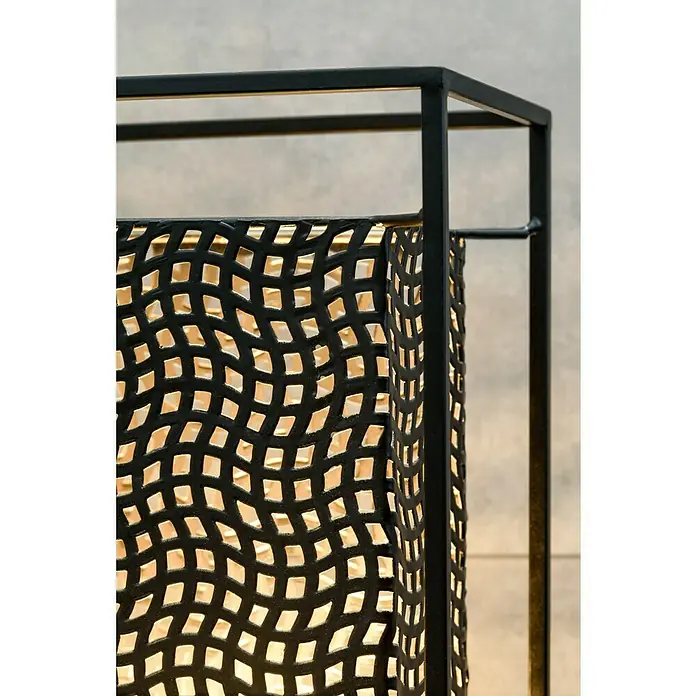 Stehleuchte40 W, Höhe: 76 cm, Schwarz - Nahaufnahme einer dekorativen schwarzen Metalltischleuchte mit einem gewebten Design, die ein warmes Licht ausstrahlt.