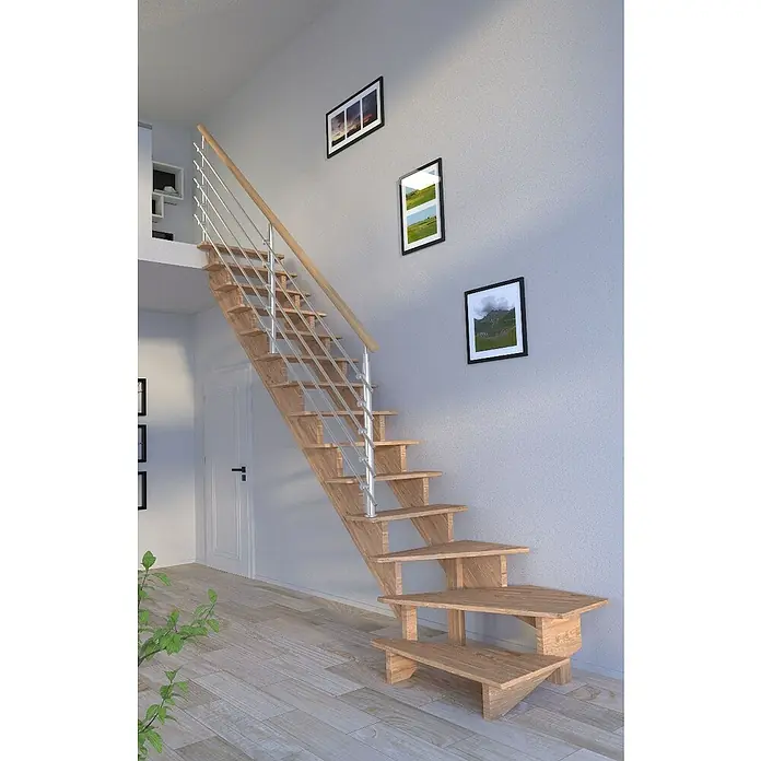 Starwood Raumspartreppe Lindos - Breite: 100 cm, Eiche, Geschosshöhe: 300 cm, 1/4-gewendelt links, Montageseite Geländer: Wahlweise links/rechts, Designgeländer Edelstahl, Ohne Setzstufen - Treppe aus Holz mit Edelstahlgeländer in einem modern eingerichteten Haus, die zu einem erhöhten Wohnbereich führt.