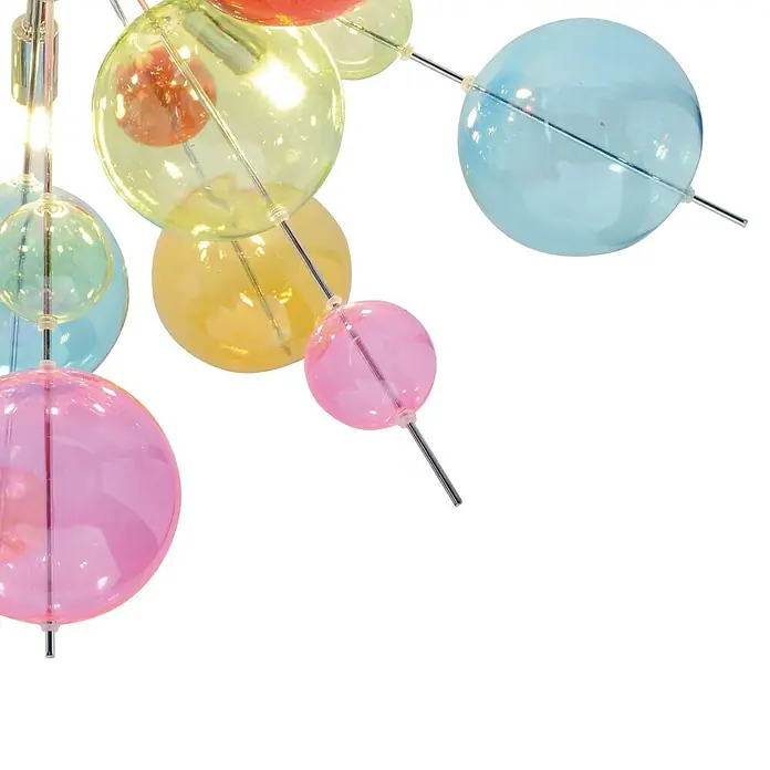 Deckenleuchte - Bunt, G9 - Nahaufnahme einer bunten Deckenleuchte mit kugelförmigen Lampenschirmen und metallischen Stäben, die ein verspieltes Design präsentieren.