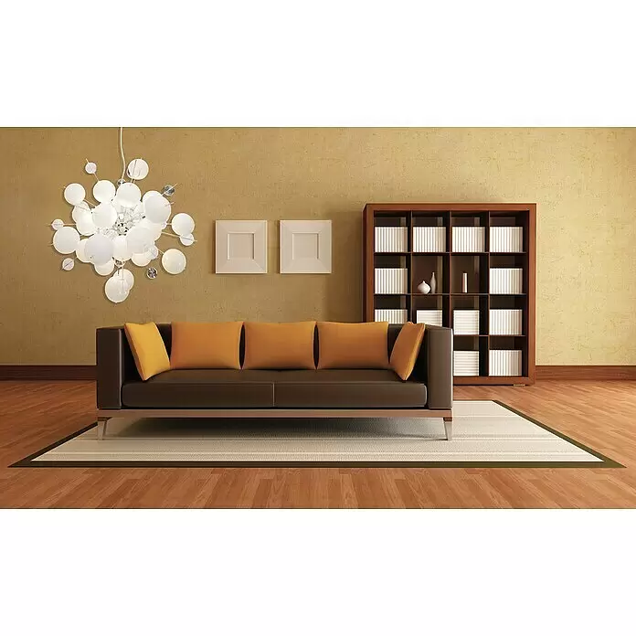 Pendelleuchte - G9 - Modernes Wohnzimmer mit einem dunkelbraunen Sofa, orangefarbenen Kissen, einem einzigartigen weißen Kugel-Kronleuchter und einem Holzregal.