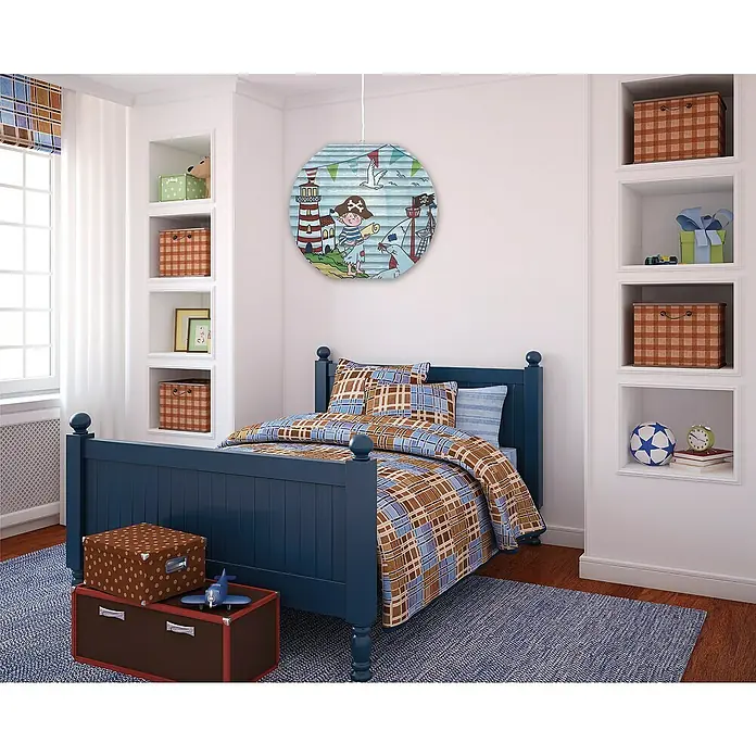Lampenschirm - Blau - Kinderzimmer mit blauem Bett und passender Bettwäsche, sowie einem runden Lampenschirm mit Piratenmotiv.