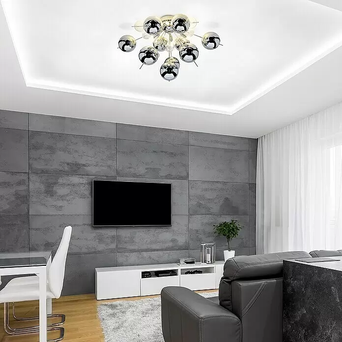 Deckenleuchte - Chrom, G9 - Moderne Deckenleuchte mit verchromten Kugeln, die ein zeitgenössisches Wohnzimmer mit Betonwand und grauem Sofa beleuchtet.