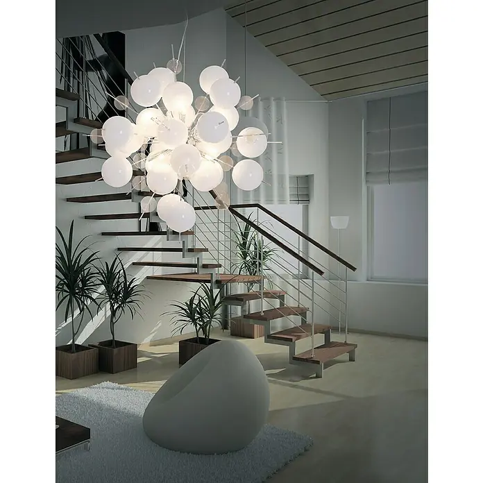 Pendelleuchte - G9 - Elegante Innenaufnahme mit einem modernen Kugel-Kronleuchter, der über einer stilvollen Treppe und Zimmerpflanzen hängt.