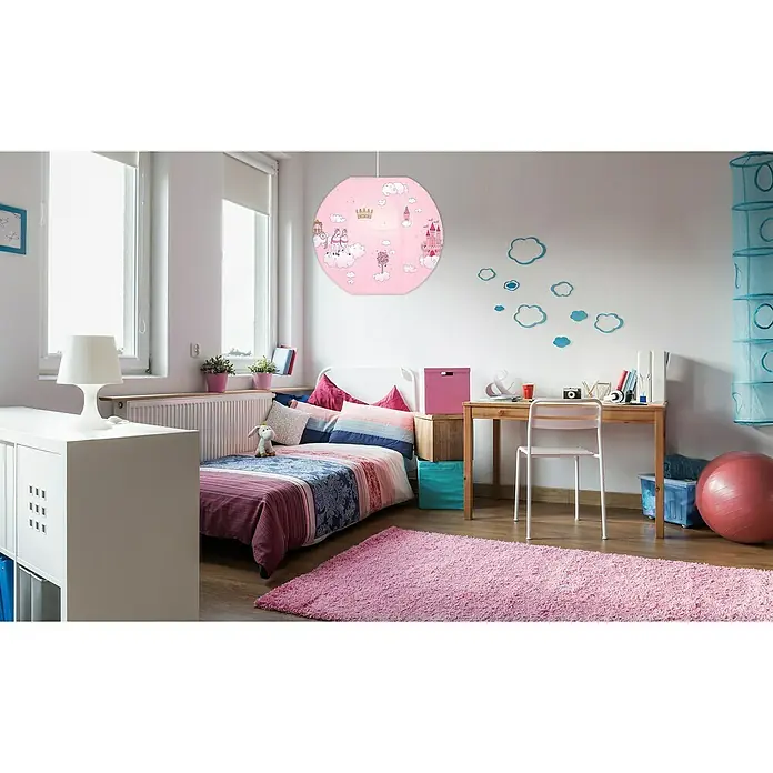 Lampenschirm - Rosa - Kinderzimmer mit einer rosafarbenen Hängelampe, die mit Schloss- und Einhornmotiven verziert ist.