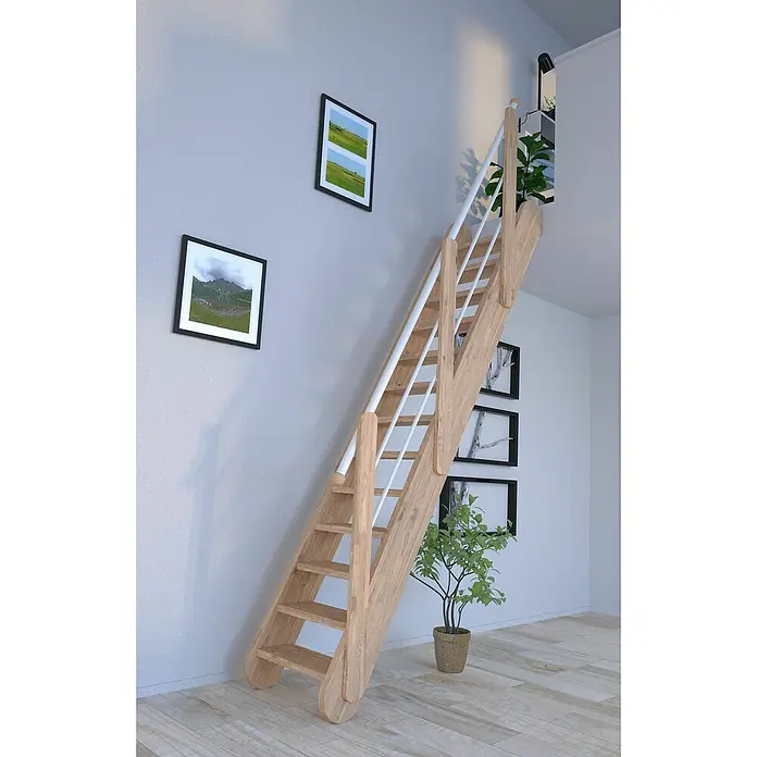 Starwood Raumspartreppe Samos - Breite: 68 cm, Eiche, Geschosshöhe: 250 cm - 285 cm, Gerade, Montageseite Geländer: Wahlweise links/rechts, Geländer Holz/Edelstahl Weiß, Vollstufen - Holztreppe mit weißem Geländer vor einer Wand mit Bildern. Die Treppe ist hell und modern, passend zum Interieur des Raumes.