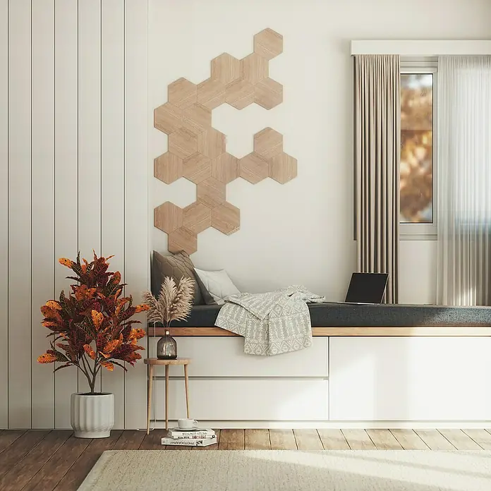 Nanoleaf Erweiterungskit Elements Hexagons 3 Panels - 42 W, Holzoptik, Mehrfarbig, Hexagons, Smart Home-fähig: Ja - Diese Aufnahme zeigt eine moderne Inneneinrichtung mit einem an der Wand befestigten, sechseckigen Holzornament und einem bequemen Sitzbereich.