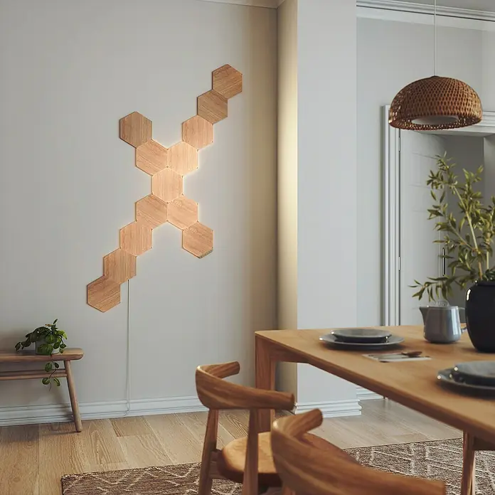 Nanoleaf Erweiterungskit Elements Hexagons 3 Panels - 42 W, Holzoptik, Mehrfarbig, Hexagons, Smart Home-fähig: Ja - Einrichtungsszene mit dekorativer sechseckiger Wandleuchte aus Holz, die ein warmes Licht ausstrahlt und eine gemütliche Atmosphäre schafft.