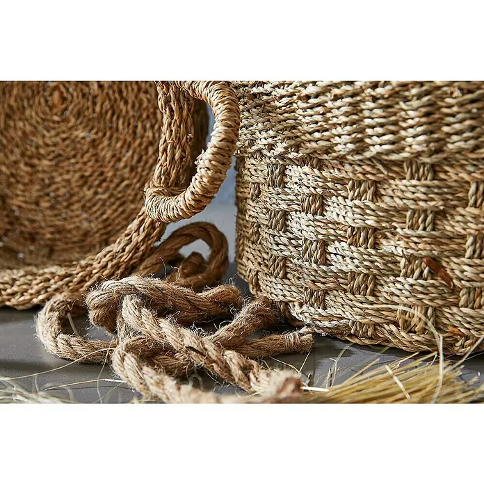 Korb Lagos - Ø x H: 38 x 20 cm, Natur - Nahaufnahme von zwei geflochtenen Körben aus Seegras mit Seilen, die eine rustikale und natürliche Ästhetik zeigen.