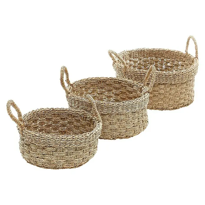 Korb Lagos - Ø x H: 38 x 20 cm, Natur - Nahaufnahme von drei unterschiedlich großen, runden Körben aus Naturfasern mit Henkeln vor schwarzem Hintergrund.