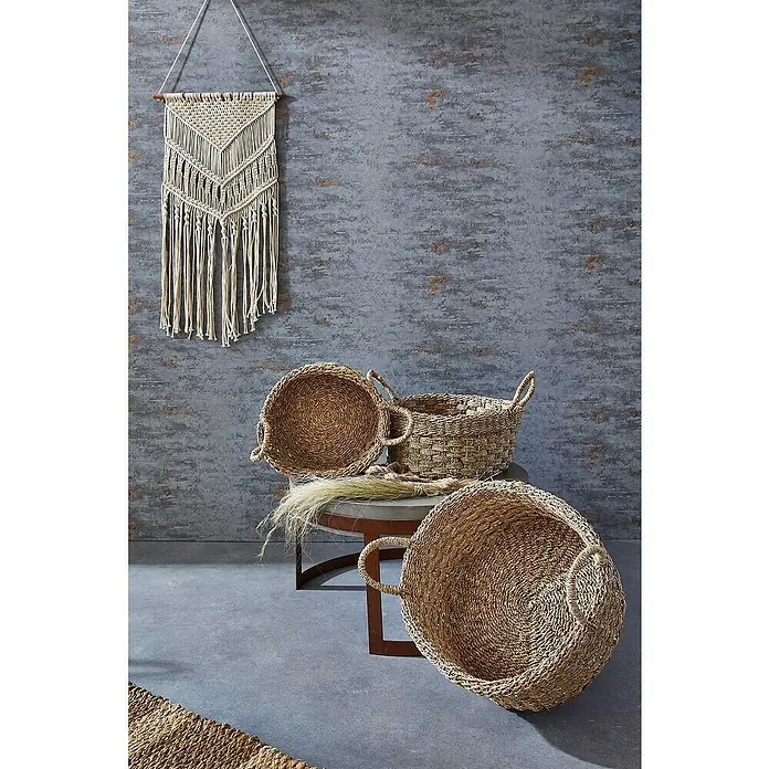 Korb Lagos - Ø x H: 38 x 20 cm, Natur - Nahaufnahme von drei gewebten Aufbewahrungskörben aus Naturfasern und einer Makramee Wanddekoration, die eine gemütliche Atmosphäre schaffen.