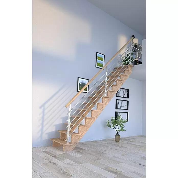 Starwood Raumspartreppe Lindos - Breite: 80 cm, Eiche, Geschosshöhe: 300 cm, Gerade, Montageseite Geländer: Wahlweise links/rechts, Designgeländer Edelstahl, Ohne Setzstufen - Moderne Treppe aus hellem Holz mit Metallstäben und Holzhandlauf, die in einem hellen Innenraum aufsteigt.