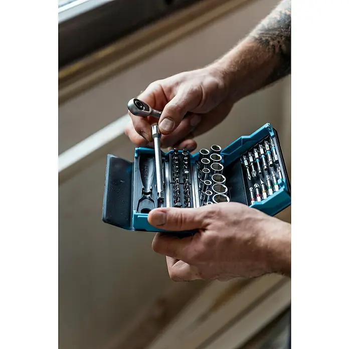 Hazet Steckschlüssel-Set SmartCase - 50 Stk. - Werkzeugkasten mit Schraubenschlüsseln und Bits in der Hand, ideal für Reparaturen und Heimwerkerprojekte. Das Set ist kompakt und vielseitig.