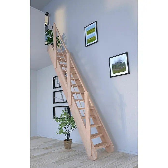 Starwood Raumspartreppe Samos - Breite: 62 cm, Buche, Geschosshöhe: 250 cm - 285 cm, Gerade, Montageseite Geländer: Wahlweise links/rechts, Designgeländer Holz/Holz, Stufen wechselseitig - Holztreppe führt zur oberen Ebene, dekoriert mit Pflanzen und Bildern für ein gemütliches Ambiente.