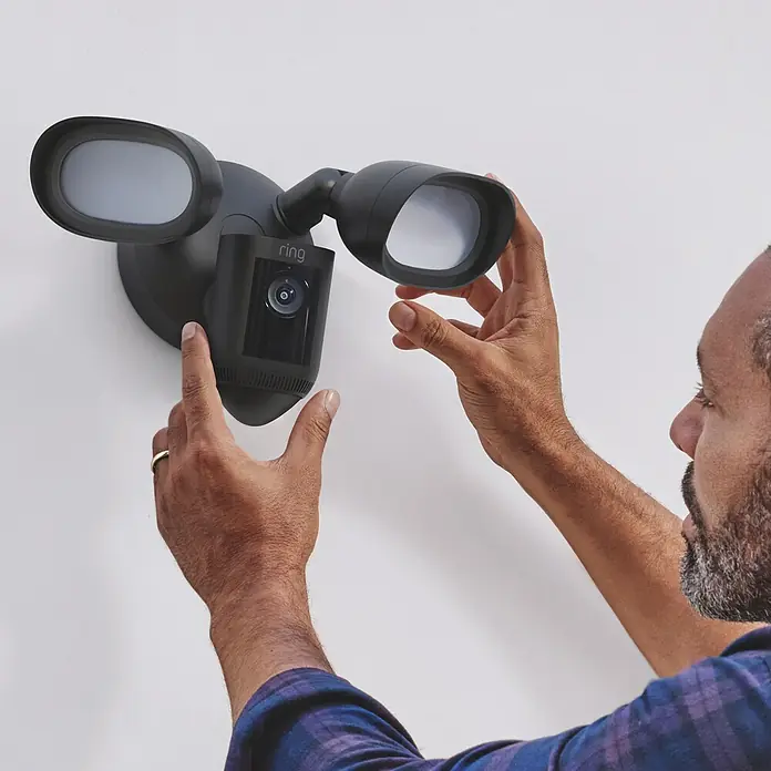 Ring Überwachungskamera Flutlichtkamera Pro Kabel - Schwarz, Netzbetrieben, 2.048 x 1.536 Pixel (2K-HD) - Installation der Ring Floodlight Cam, einer Sicherheitskamera mit Flutlicht für den Außenbereich, die Bewegungen erkennt und aufzeichnet.