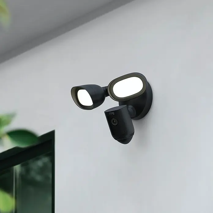 Ring Überwachungskamera Flutlichtkamera Pro Kabel - Schwarz, Netzbetrieben, 2.048 x 1.536 Pixel (2K-HD) - Ring Flutlichtkamera mit zwei hellen Scheinwerfern und integrierter HD-Kamera für umfassende Sicherheit und Überwachung.