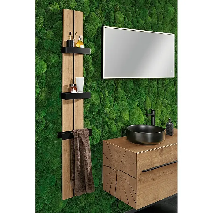 Lanzet Dune Wandpaneel - 20 x 160 cm, Eiche/Schwarz - Badezimmerinterieur mit Holzschrank, rundem Waschbecken und Wandregal mit Badutensilien vor einer grünen Mooswand.