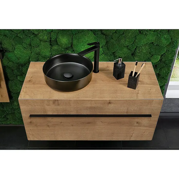 Lanzet Dune Aufsatzwaschbecken - Durchmesser: 36,5 cm, Schwarz - Modernes Badezimmer-Waschbecken mit schwarzer Armatur, Seifenspender und Zahnputzbecher auf einem Waschtisch mit Holzoptik.