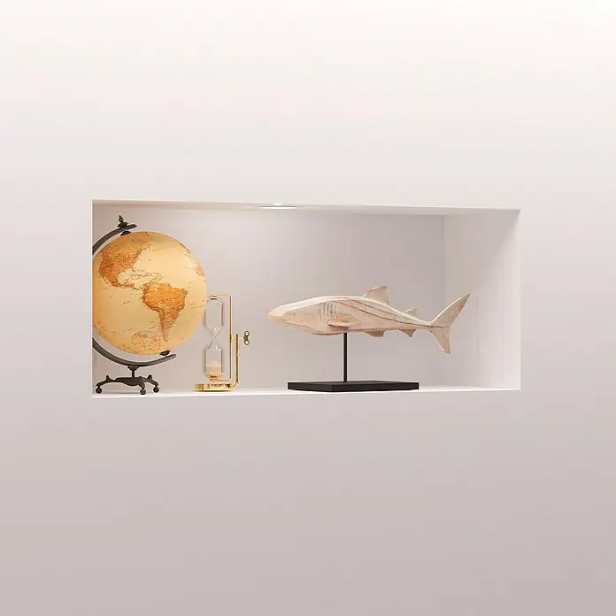 Knauf Wandnischen-Set XL - 100 x 36,2 cm - Weltkugel, Sanduhr und eine Haifischfigur, die in einer hellen Wandnische ausgestellt sind, sorgen für eine elegante und doch ungewöhnliche Dekoration.