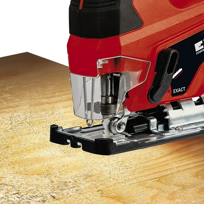 Einhell Power X-Change 18V Akku-Stichsäge TC-JS 18 Li - 18 V, 1 Akku, 2,5 Ah, Leerlaufhubzahl: 0 /min - 2.700 /min - Nahaufnahme einer roten Einhell Stichsäge beim Sägen eines Holzstücks. Präzises Werkzeug für saubere Schnitte mit "Exact"-Funktion.