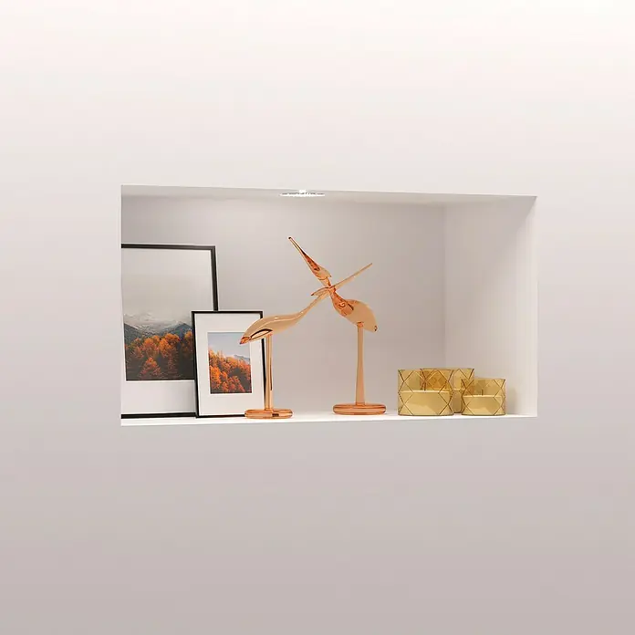 Knauf Wandnischen-Set L - 80 x 36,2 cm - Dekorative Nische mit goldenen Akzenten. Enthält zwei Statuen, gerahmte Bilder und goldene geometrische Behälter.