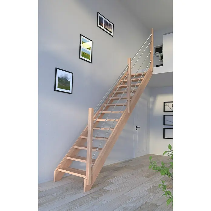 Starwood Raumspartreppe Mykonos - Breite: 81 cm, Buche, Geschosshöhe: 280 cm, Gerade, Montageseite Geländer: Rechts, Geländer Holz/Edelstahl, Ohne Setzstufen - Eine stilvolle Holztreppe mit Geländer aus Edelstahl, die in einem modern eingerichteten Raum installiert ist. Die Treppe führt zu einer zweiten Ebene.