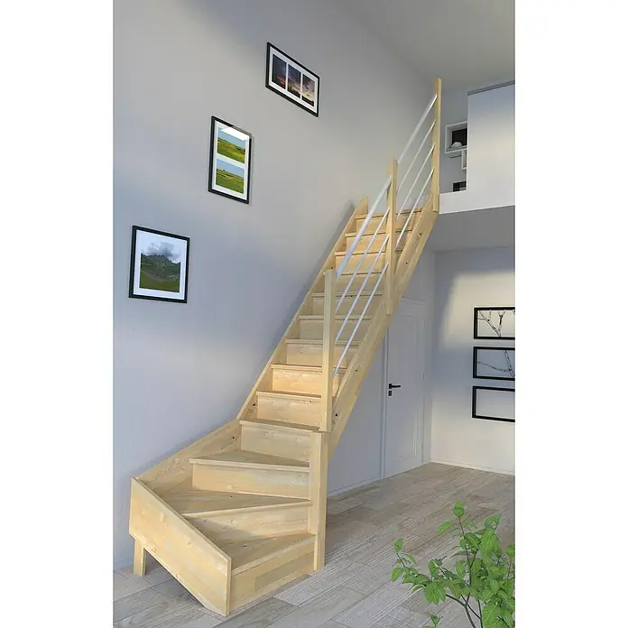 Starwood Raumspartreppe Korfu - Breite: 80 cm, Fichte, Geschosshöhe: 300 cm, 1/4-gewendelt rechts, Montageseite Geländer: Rechts, Geländer Holz/Edelstahl weiß, Mit Setzstufen - Eine helle Holztreppe mit weißem Geländer führt in einem modernen Haus nach oben. Die Treppe ist ein echter Hingucker in dem Raum.