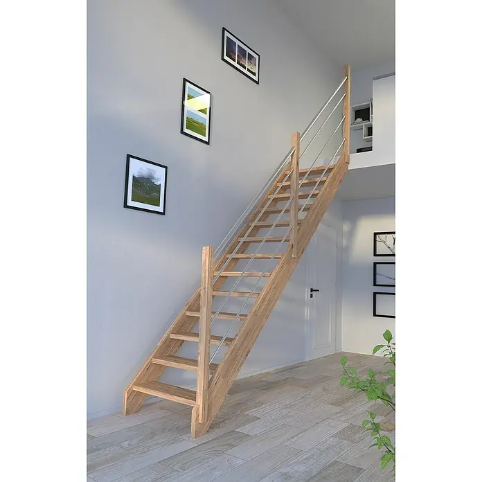 Starwood Raumspartreppe MykonosBreite: 81 cm, Eiche, Geschosshöhe: 280 cm, Gerade, Montageseite Geländer: Rechts, Geländer Holz/Edelstahl, Ohne Setzstufen - Diese Aufnahme zeigt eine Holztreppe mit Geländer in einem modernen Wohnraum, die Funktionalität und ästhetisches Design vereint.