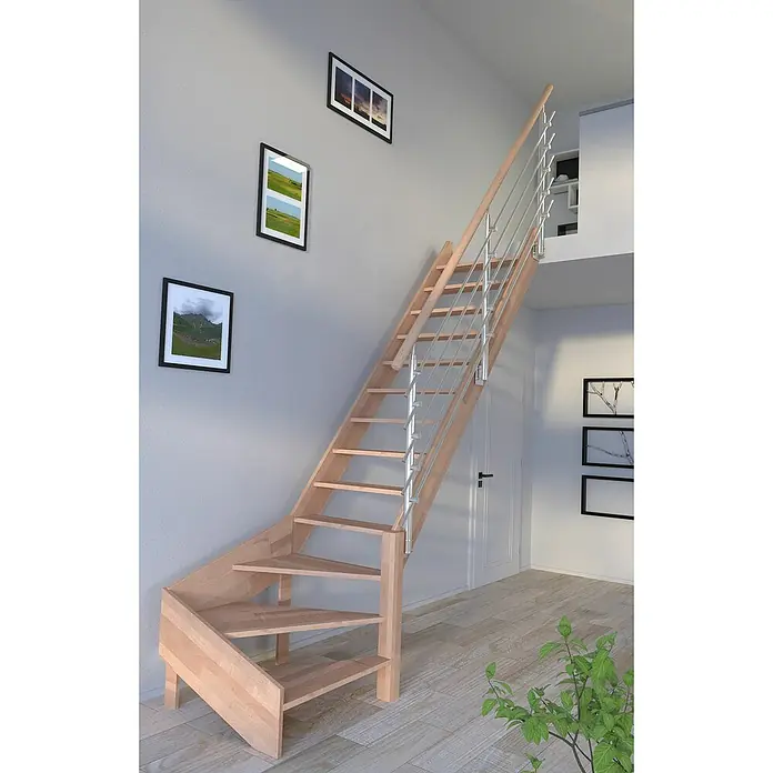 Starwood Raumspartreppe Rhodos - Breite: 84 cm, Buche, Geschosshöhe: 300 cm, 1/4-gewendelt rechts, Montageseite Geländer: Wahlweise links/rechts, Designgeländer Edelstahl, Ohne Setzstufen - Die Holztreppe mit Metallgeländer fügt sich elegant in den hellen Raum ein. Bilder an der Wand und ein grüner Akzent durch eine Pflanze im Vordergrund.