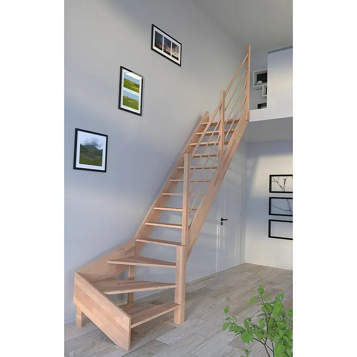 Starwood Raumspartreppe Rhodos - Breite: 80 cm, Buche, Geschosshöhe: 300 cm, 1/4-gewendelt rechts, Montageseite Geländer: Rechts, Designgeländer Holz/Holz, Ohne Setzstufen - Eine helle Holztreppe mit Geländer führt in einem modernen Haus nach oben und bietet einen Blickfang.