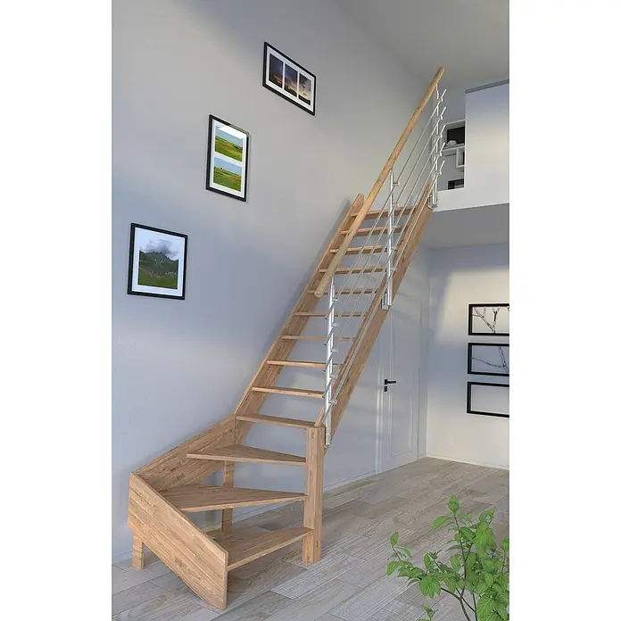 Starwood Raumspartreppe Rhodos - Breite: 84 cm, Eiche, Geschosshöhe: 300 cm, 1/4-gewendelt rechts, Montageseite Geländer: Wahlweise links/rechts, Designgeländer Edelstahl, Ohne Setzstufen - Holztreppe mit Edelstahlgeländer und Podest. Die Treppe führt in das Obergeschoss eines modernen Hauses und bietet eine stilvolle Verbindung.