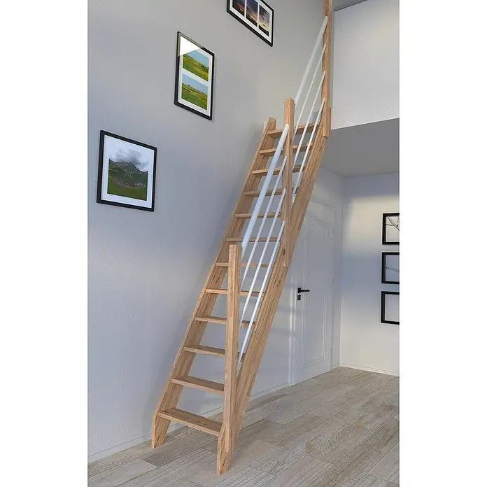 Starwood Raumspartreppe Eiche 3000 - Breite: 60 cm, Eiche, Material Handlauf: Edelstahl, Weiß, Montageseite Geländer: Rechts, Geschosshöhe: 279,5 cm - Eine hölzerne Raumspartreppe mit weißen Geländerstäben vor einer grauen Wand und einer weißen Tür.