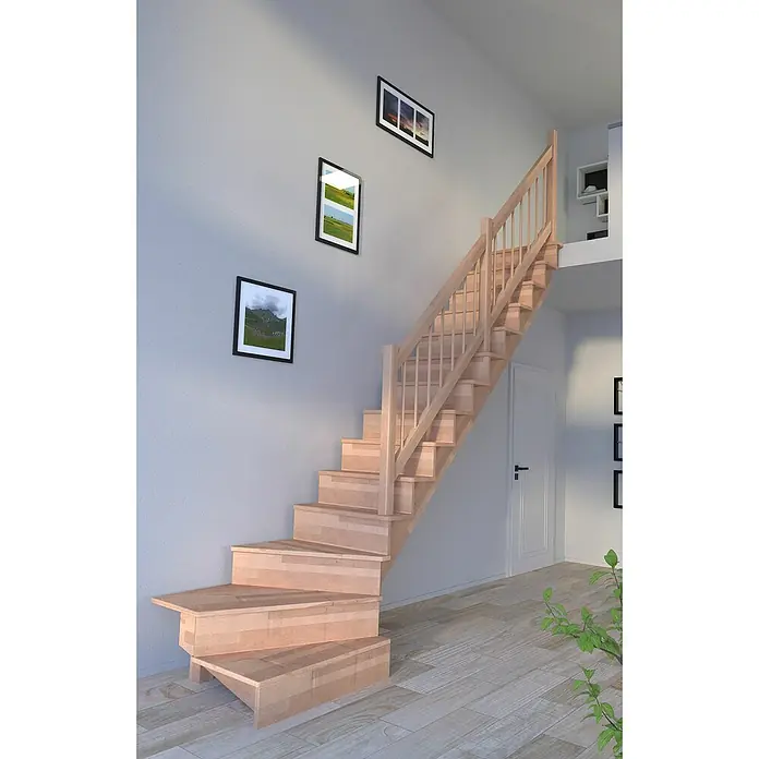 Starwood Raumspartreppe Lindos - Breite: 100 cm, Buche, Geschosshöhe: 300 cm, 1/4-gewendelt rechts, Montageseite Geländer: Wahlweise links/rechts, Designgeländer Holz/Holz, Mit Setzstufen - Helle Holztreppe mit Geländer vor einer grauen Wand mit Bildern. Die Treppe fügt sich nahtlos in das moderne Interieur ein.