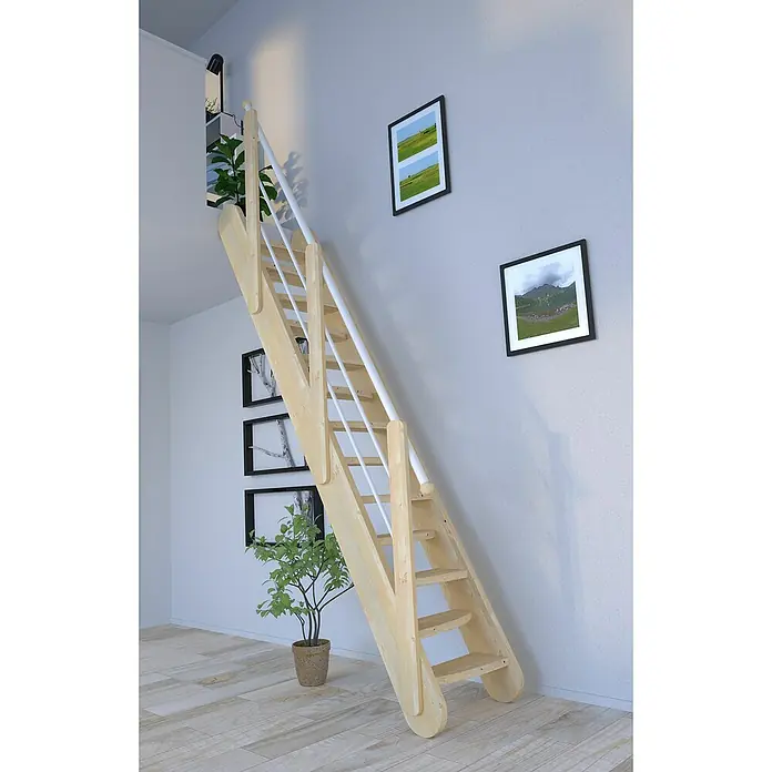 Starwood Raumspartreppe SamosBreite: 63 cm, Fichte, Geschosshöhe: 250 cm - 285 cm, Gerade, Montageseite Geländer: Wahlweise links/rechts, Geländer Holz/Edelstahl Weiß, Stufen wechselseitig - Helle Holztreppe mit weißem Geländer in einem modern eingerichteten Raum. Dekorative Bilderrahmen und Pflanzen schmücken die Wand.