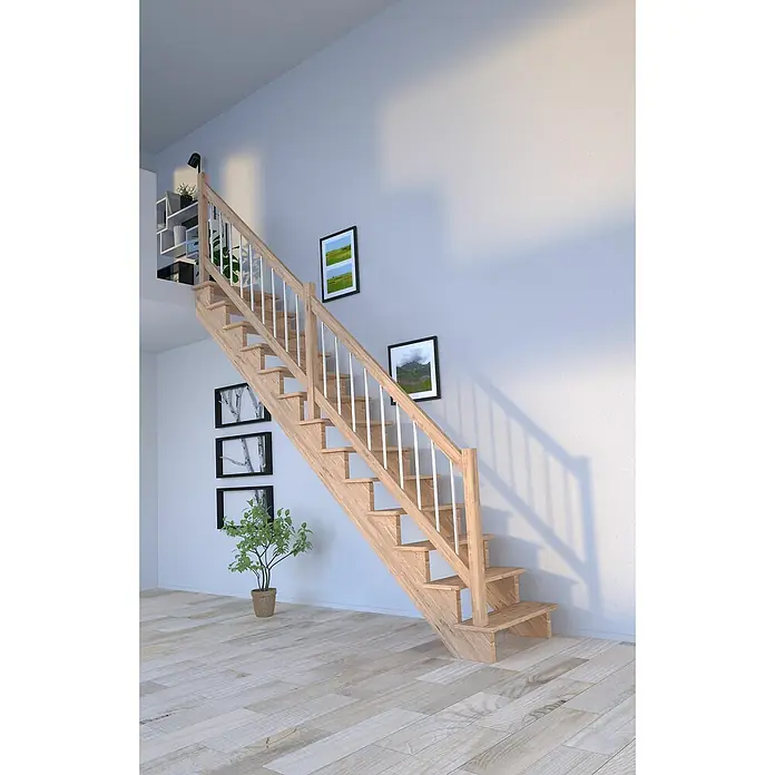 Starwood Raumspartreppe Lindos - Breite: 100 cm, Eiche, Geschosshöhe: 300 cm, Gerade, Montageseite Geländer: Wahlweise links/rechts, Geländer Holz/Edelstahl, Ohne Setzstufen - Helle Holztreppe mit weißem Geländer vor einer grauen Wand. Bilderrahmen und eine kleine Pflanze schmücken das Treppenhaus. Modernes Design für stilvolles Wohnen.