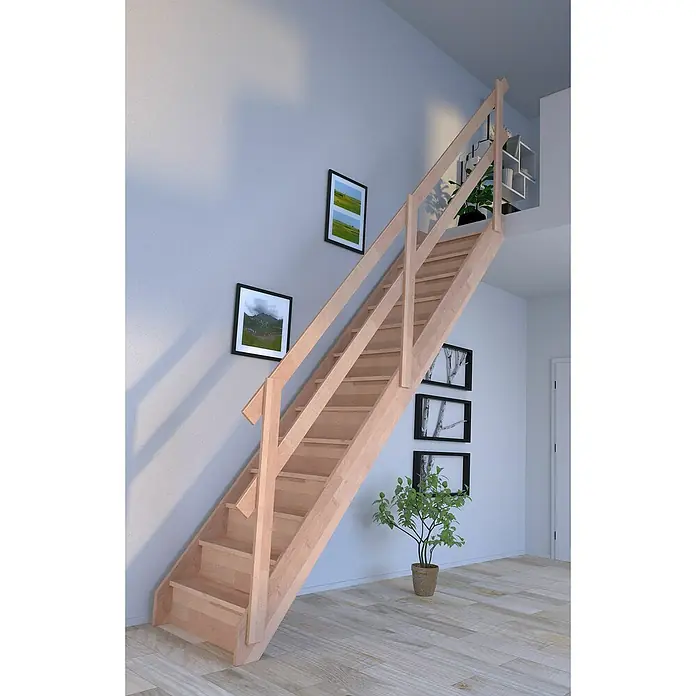 Starwood Raumspartreppe RhodosBreite: 79 cm, Buche, Geschosshöhe: 300 cm, Gerade, Montageseite Geländer: Wahlweise links/rechts, Geländer Holz, Mit Setzstufen - Holztreppe mit Geländer in hellem Raum mit Bildern an der Wand. Die Treppe führt zu einer Galerie mit Pflanzen und Regalen.