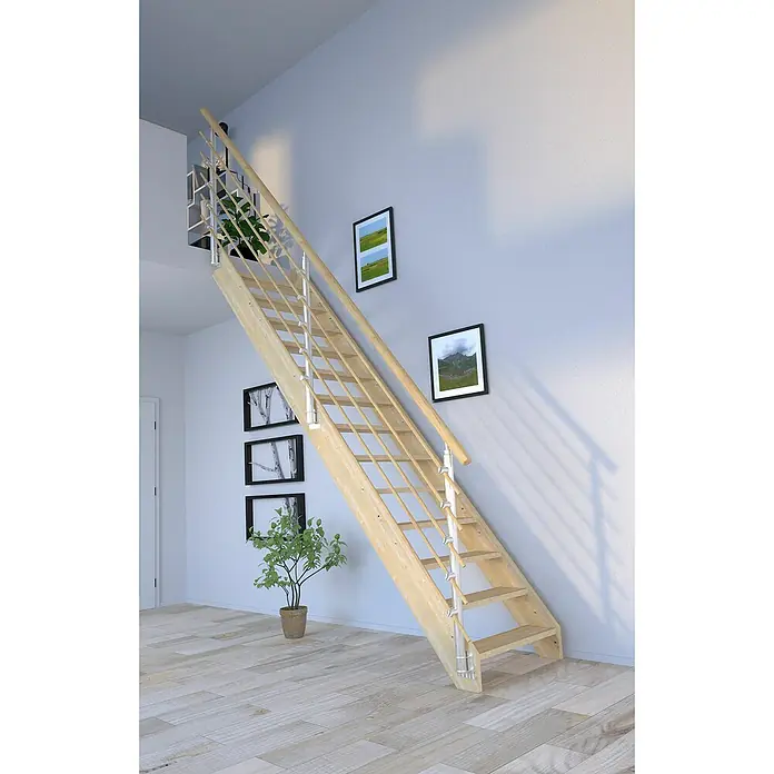 Starwood Raumspartreppe Korfu - Breite: 84 cm, Fichte, Geschosshöhe: 300 cm, Gerade, Montageseite Geländer: Wahlweise links/rechts, Designgeländer Holzrundstäbe, Ohne Setzstufen - Holztreppe mit Geländer im Innenraum. Die Treppe ist aus hellem Holz gefertigt und führt zu einem Zwischengeschoss.