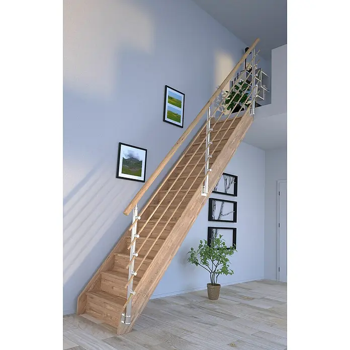 Starwood Raumspartreppe Rhodos - Breite: 84 cm, Eiche, Geschosshöhe: 300 cm, Gerade, Montageseite Geländer: Wahlweise links/rechts, Designgeländer Holzrundstäbe, Mit Setzstufen - Holztreppe mit Metallgeländer in einem hellen Raum. Die Treppe führt nach oben, und an den Wänden hängen Bilder. Zimmerpflanzen sorgen für Leben.