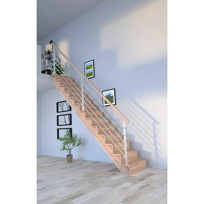 Starwood Raumspartreppe Lindos - Breite: 80 cm, Buche, Geschosshöhe: 300 cm, Gerade, Montageseite Geländer: Wahlweise links/rechts, Designgeländer Edelstahl, Mit Setzstufen - Eine elegante Treppe mit Holzstufen und silbernen Geländern fügt sich nahtlos in ein modernes Interieur ein. Natürliches Licht betont die klaren Linien.