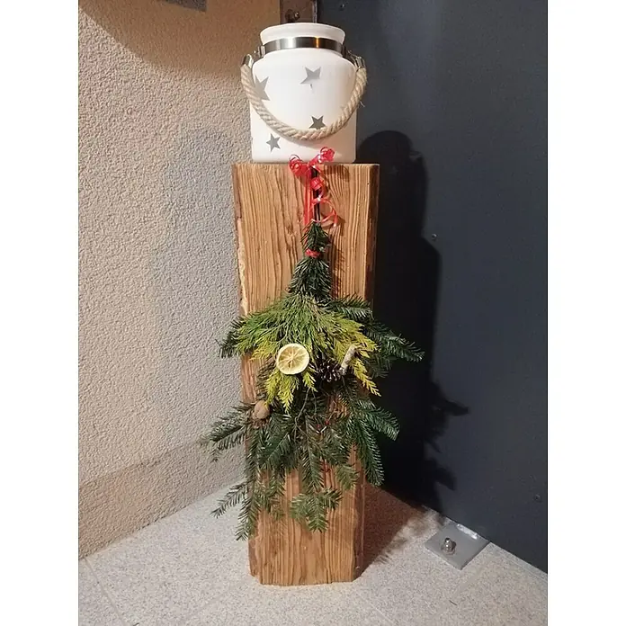 Dekosäule Altholz - Fichte/Tanne, 30 x 20 x 22 cm - Weihnachtliche Dekoration mit einer weißen Laterne und einem Holzsockel verziert mit Tannenzweigen und einer roten Schleife.