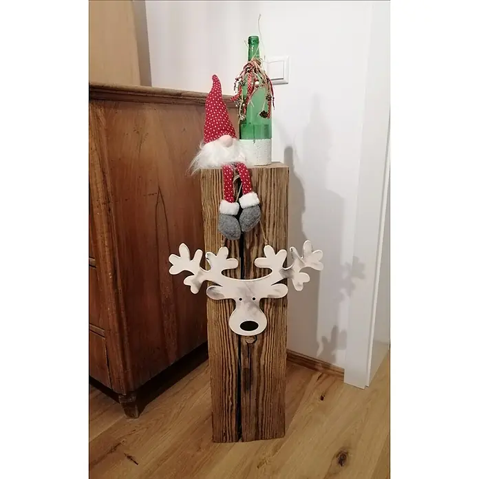 Dekosäule Altholz - Fichte/Tanne, 30 x 20 x 22 cm - Dekorative Weihnachtsszene mit einem Wichtel, einer grünen Flasche und einem Rentierkopf auf einem Holzsockel.