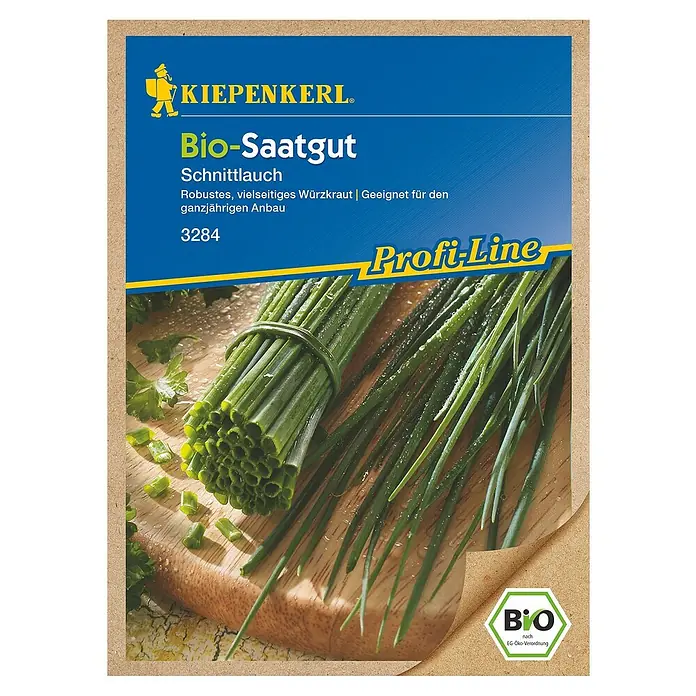 Kiepenkerl Profi-Line Kräutersamen BIO Schnittlauch - Allium schoenoprasum, Saatzeit: April, Erntezeit: Ganzjährig - Bild einer Kiepenkerl Bio-Saatgutpackung Schnittlauch, die eine Abbildung von frischem Schnittlauch auf einem Holzbrett zeigt.