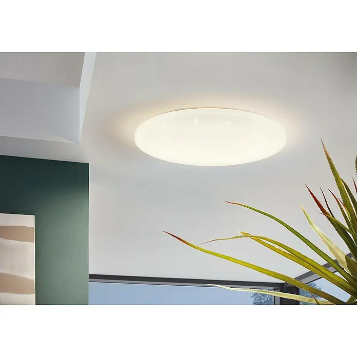 Eglo LED-Deckenleuchte rund POGLIOLA-S - Ø x H: 50 x 8 cm, Neutralweiß, IP20 - Nahaufnahme einer modernen, runden LED-Deckenleuchte mit Sternenmuster, die helles Licht in einem stilvollen Interieur spendet.